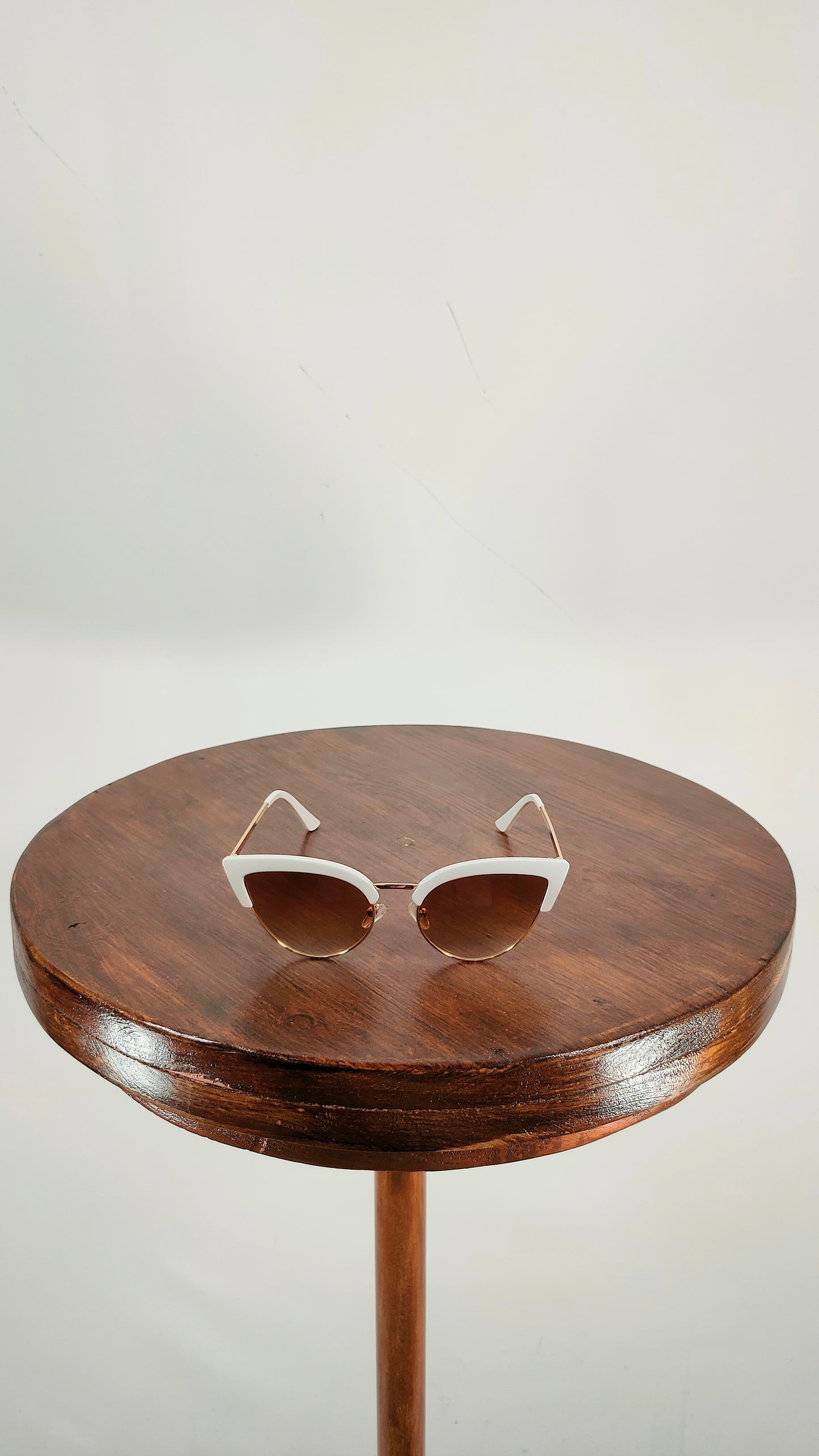 Gafas de sol vintage con montura blanca