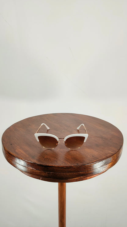 Gafas de sol vintage con montura blanca