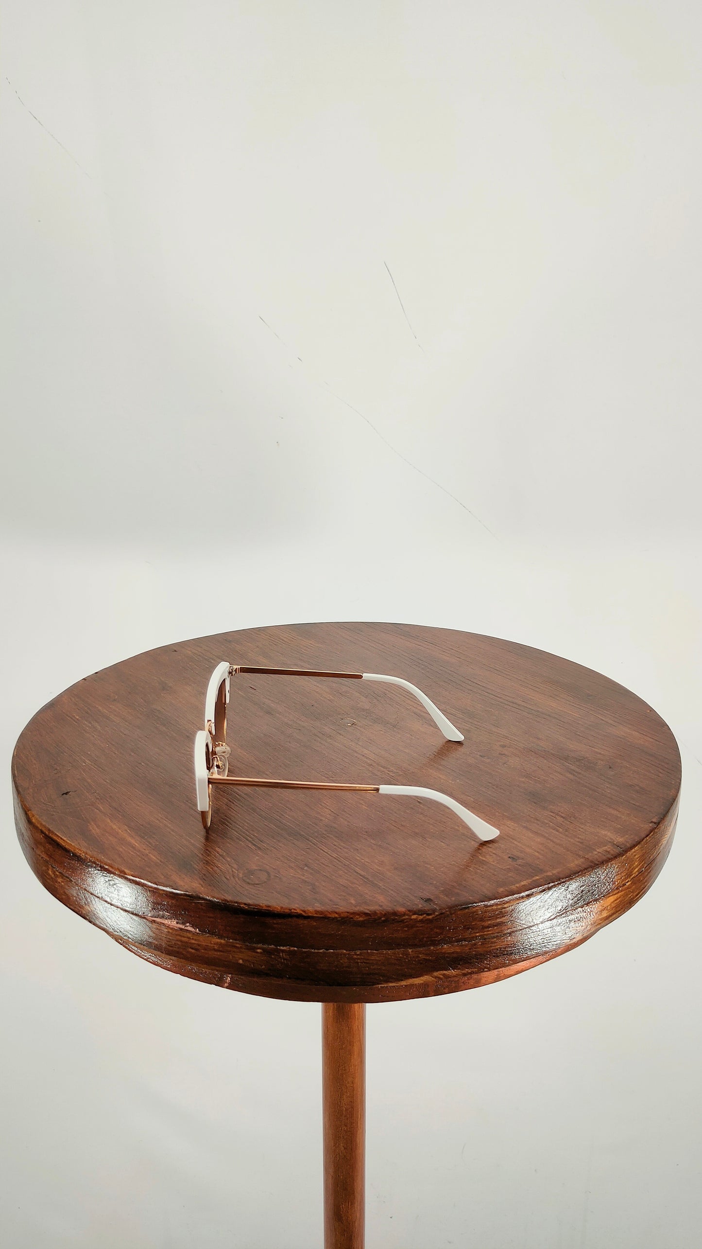 Gafas de sol vintage con montura blanca