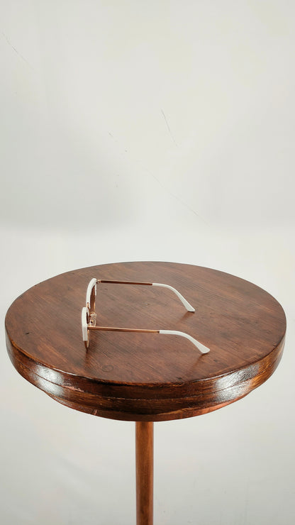 Gafas de sol vintage con montura blanca
