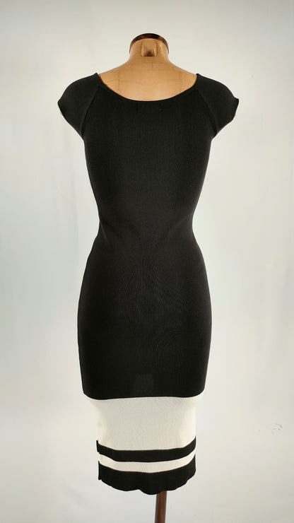 Vestido ajustado con franja blanca en bajo