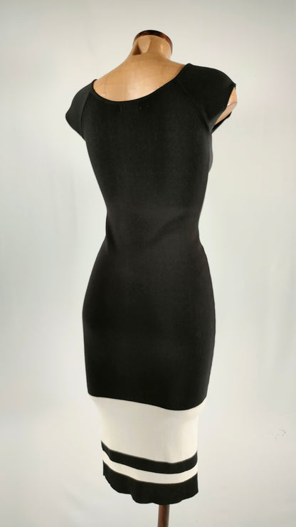 Vestido ajustado con franja blanca en bajo