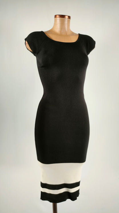 Vestido ajustado con franja blanca en bajo
