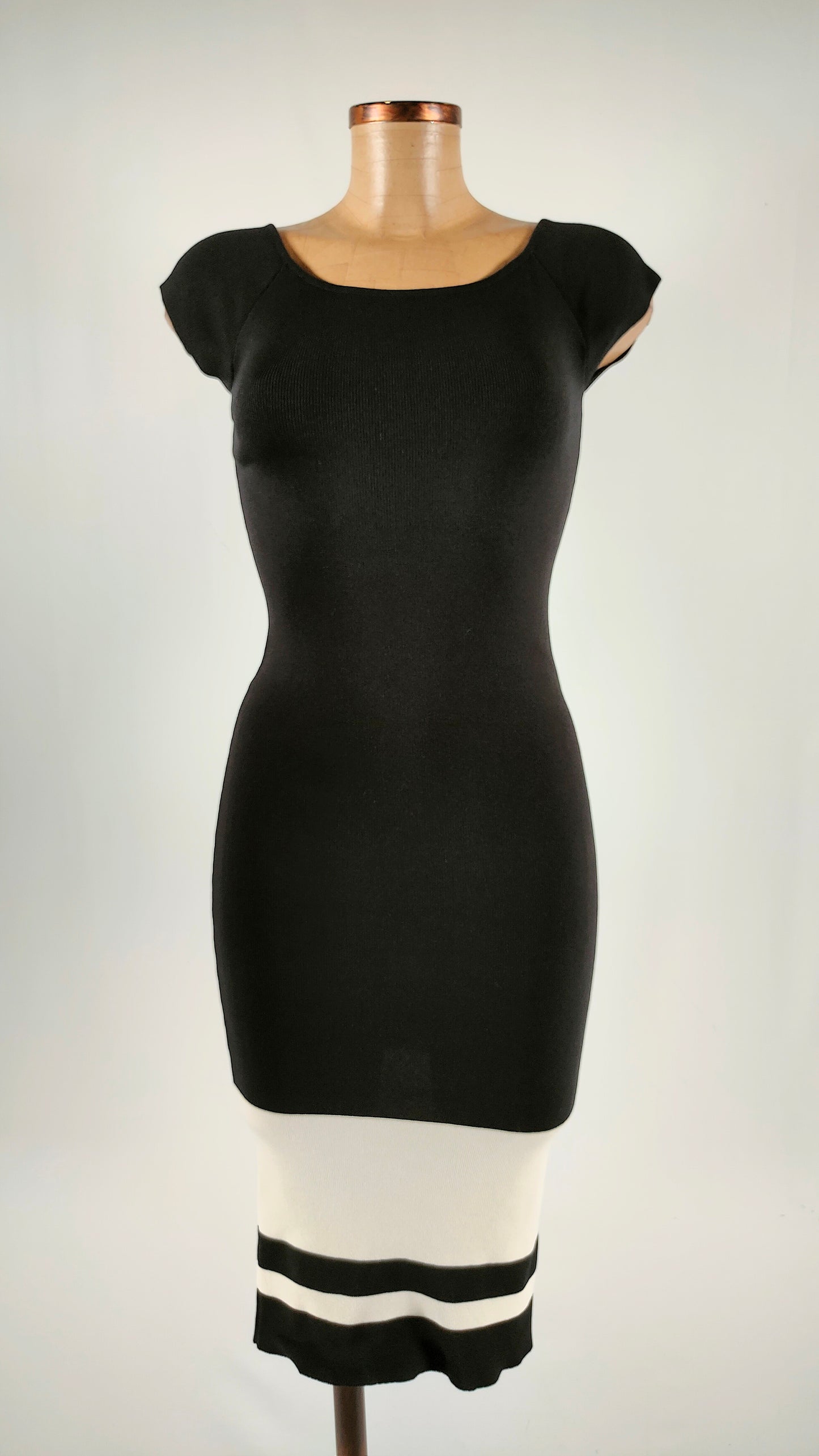 Vestido ajustado con franja blanca en bajo