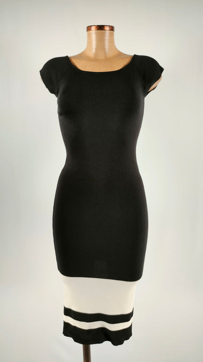 Vestido ajustado con franja blanca en bajo