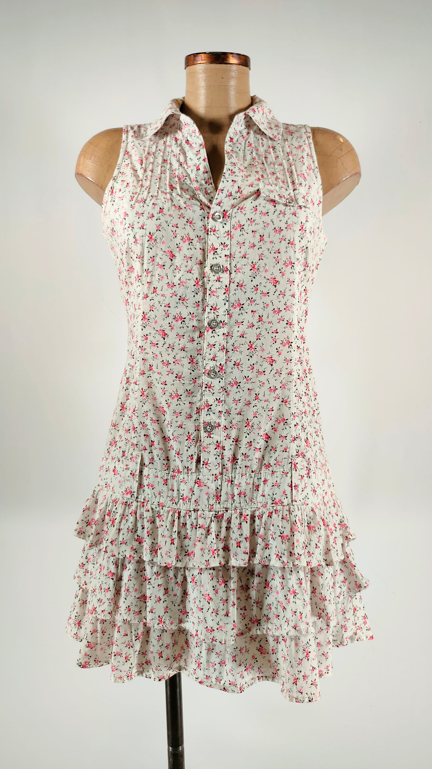 Vestido blanco con volantes en falda