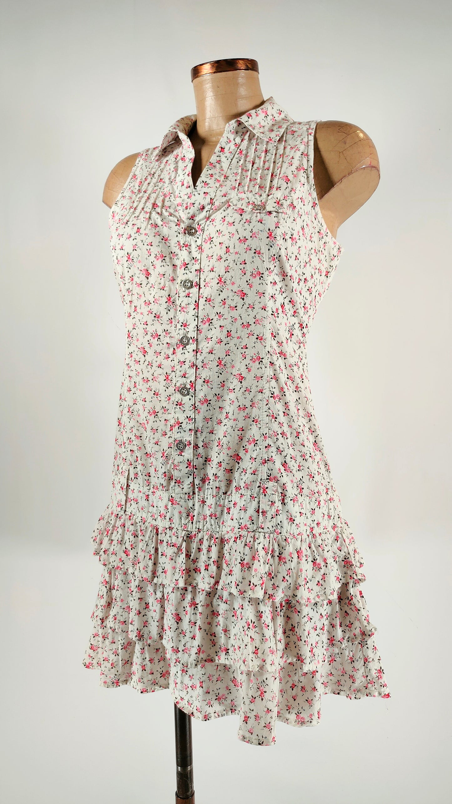 Vestido blanco con volantes en falda