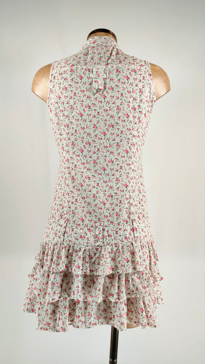 Vestido blanco con volantes en falda