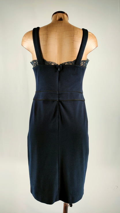 Vestido azul marino con encaje en escote