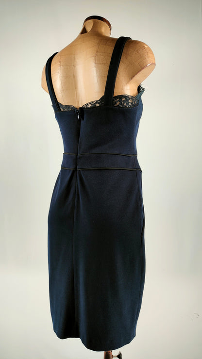Vestido azul marino con encaje en escote