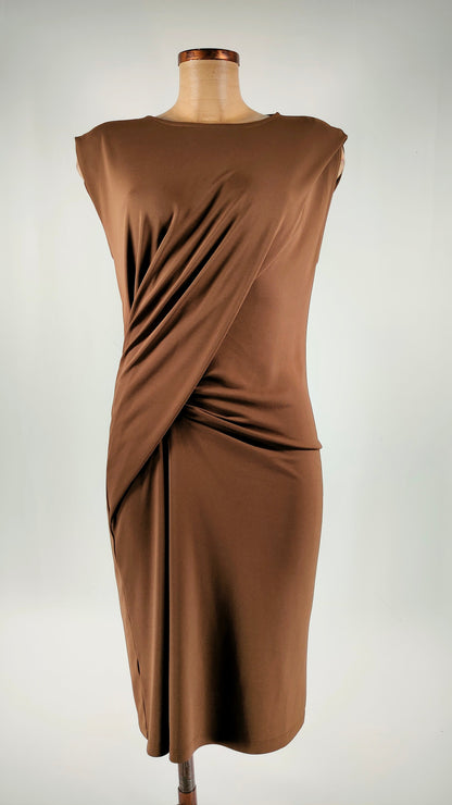 Vestido marrón con fruncido en cintura