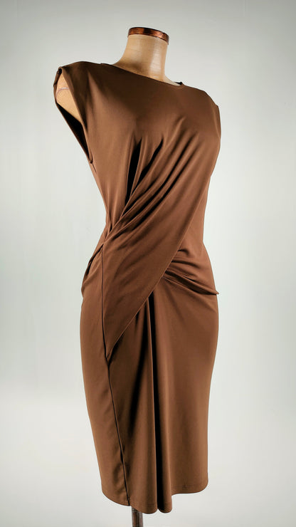 Vestido marrón con fruncido en cintura