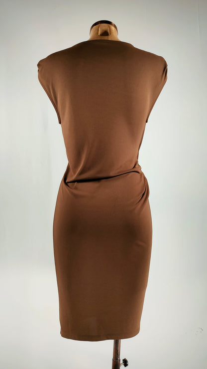 Vestido marrón con fruncido en cintura