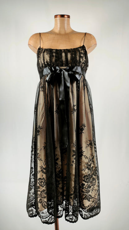 Vestido con encaje y lazo de raso