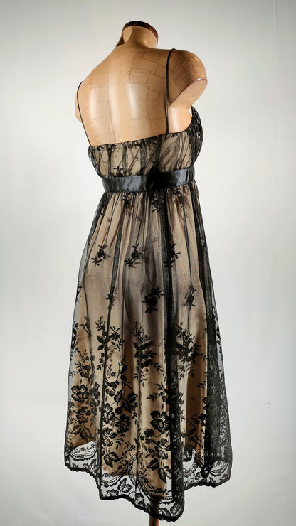 Vestido con encaje y lazo de raso
