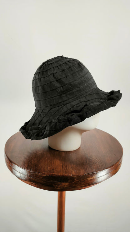 Gorro negro con visera moldeable
