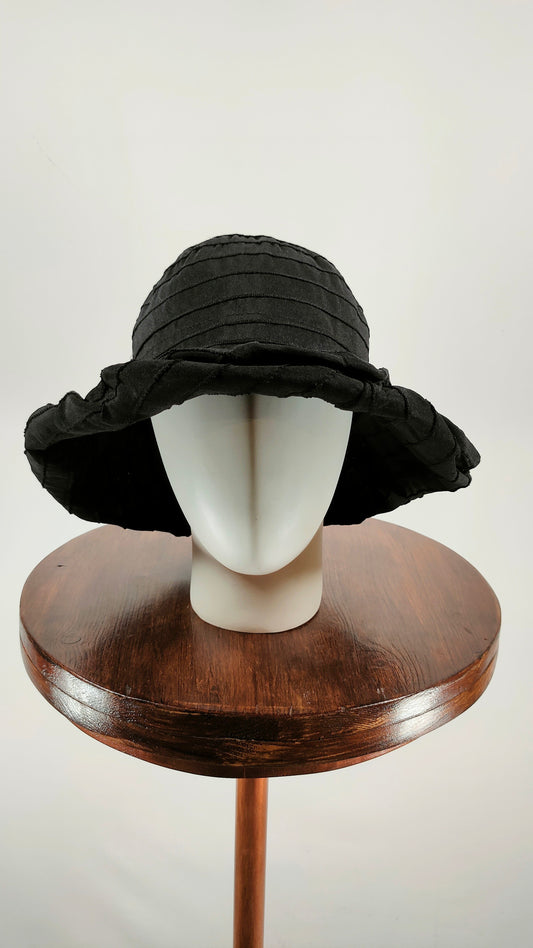 Gorro negro con visera moldeable