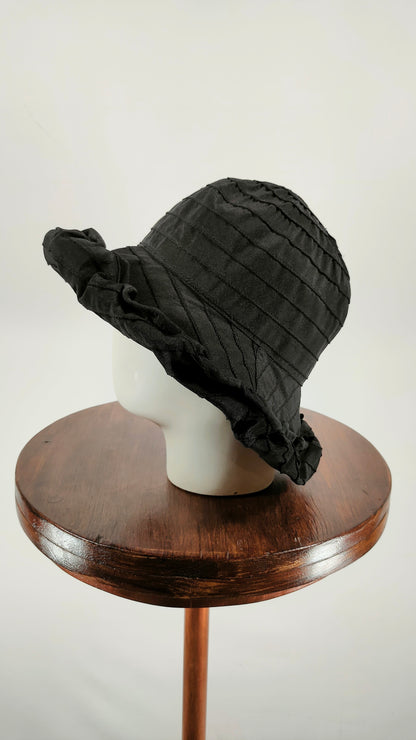 Gorro negro con visera moldeable