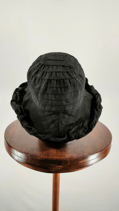 Gorro negro con visera moldeable