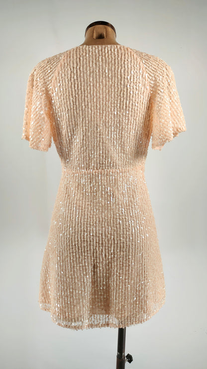 Vestido de lentejuelas rosa con vuelo