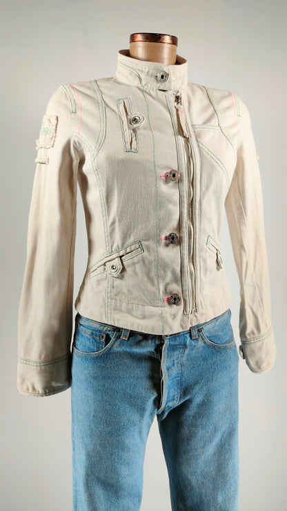 Cazadora blanca costuras flúor