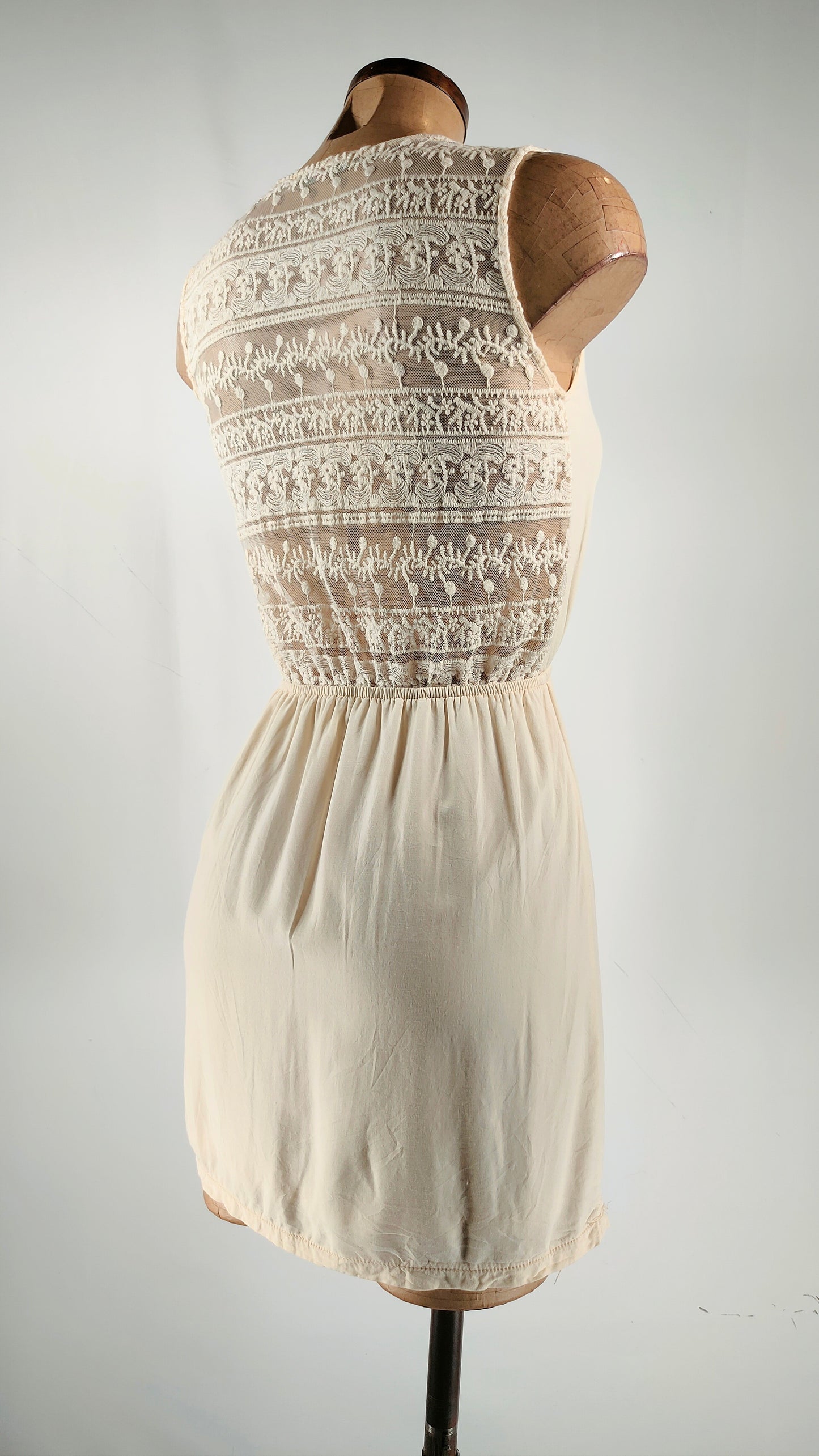 Vestido con espalda de encaje