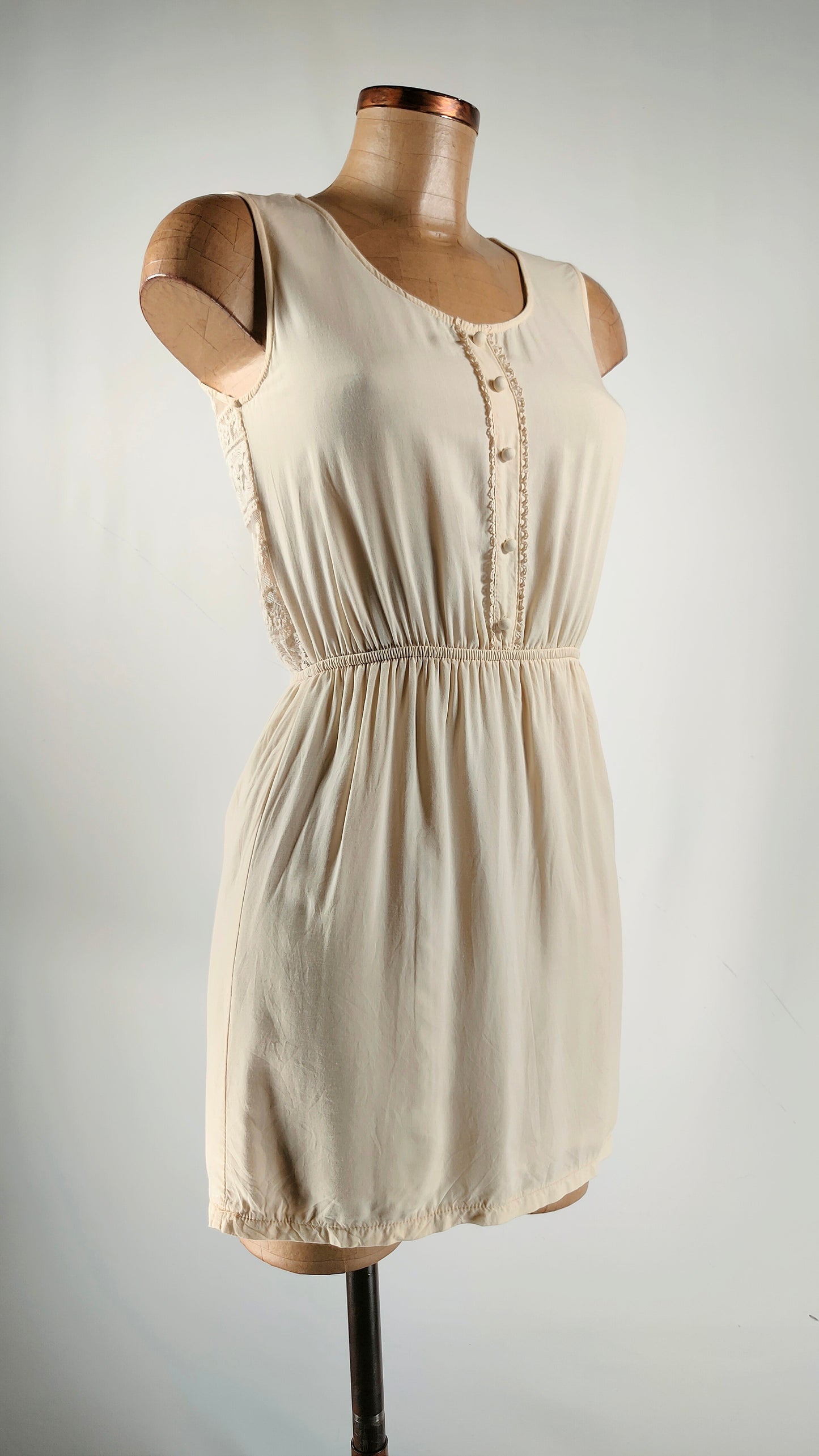 Vestido con espalda de encaje