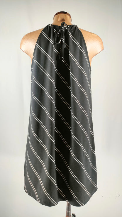 Vestido negro con rayas blancas