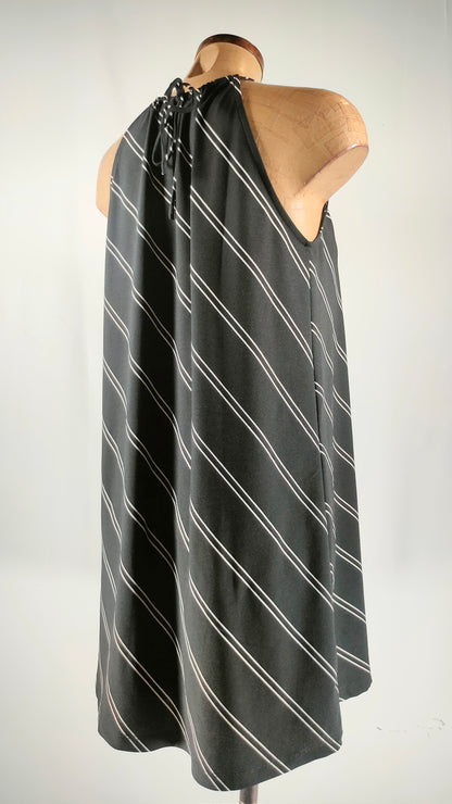 Vestido negro con rayas blancas