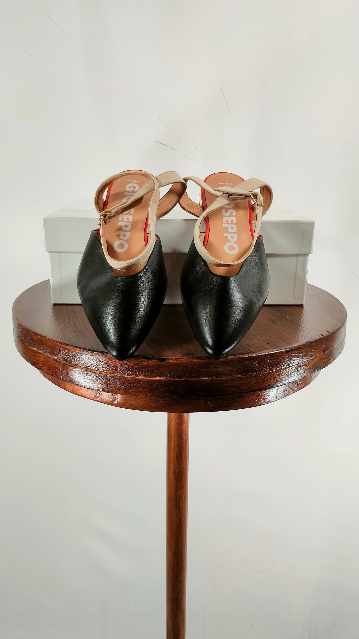 Zapatos Gioseppo con talón dorado