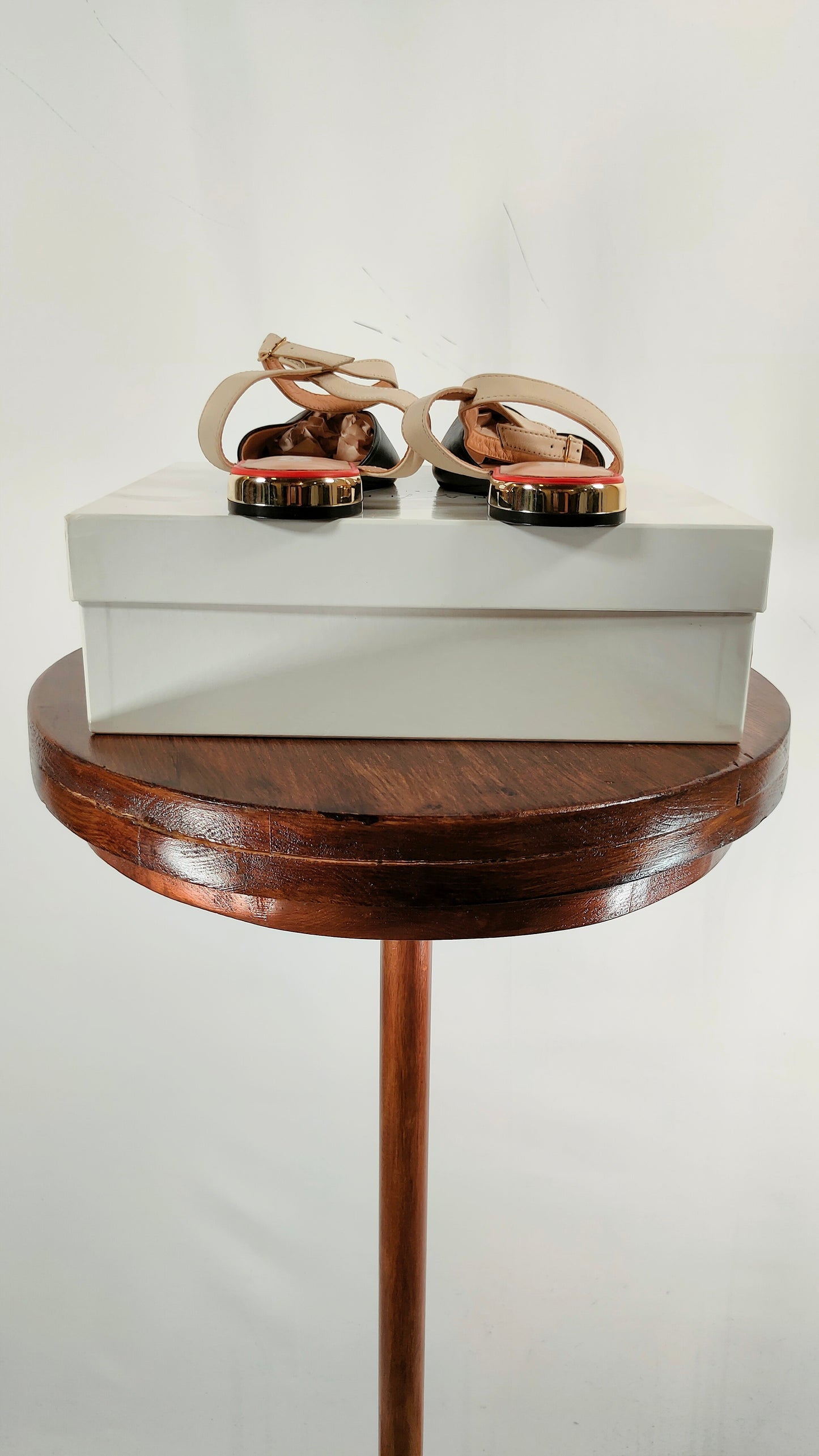 Zapatos Gioseppo con talón dorado
