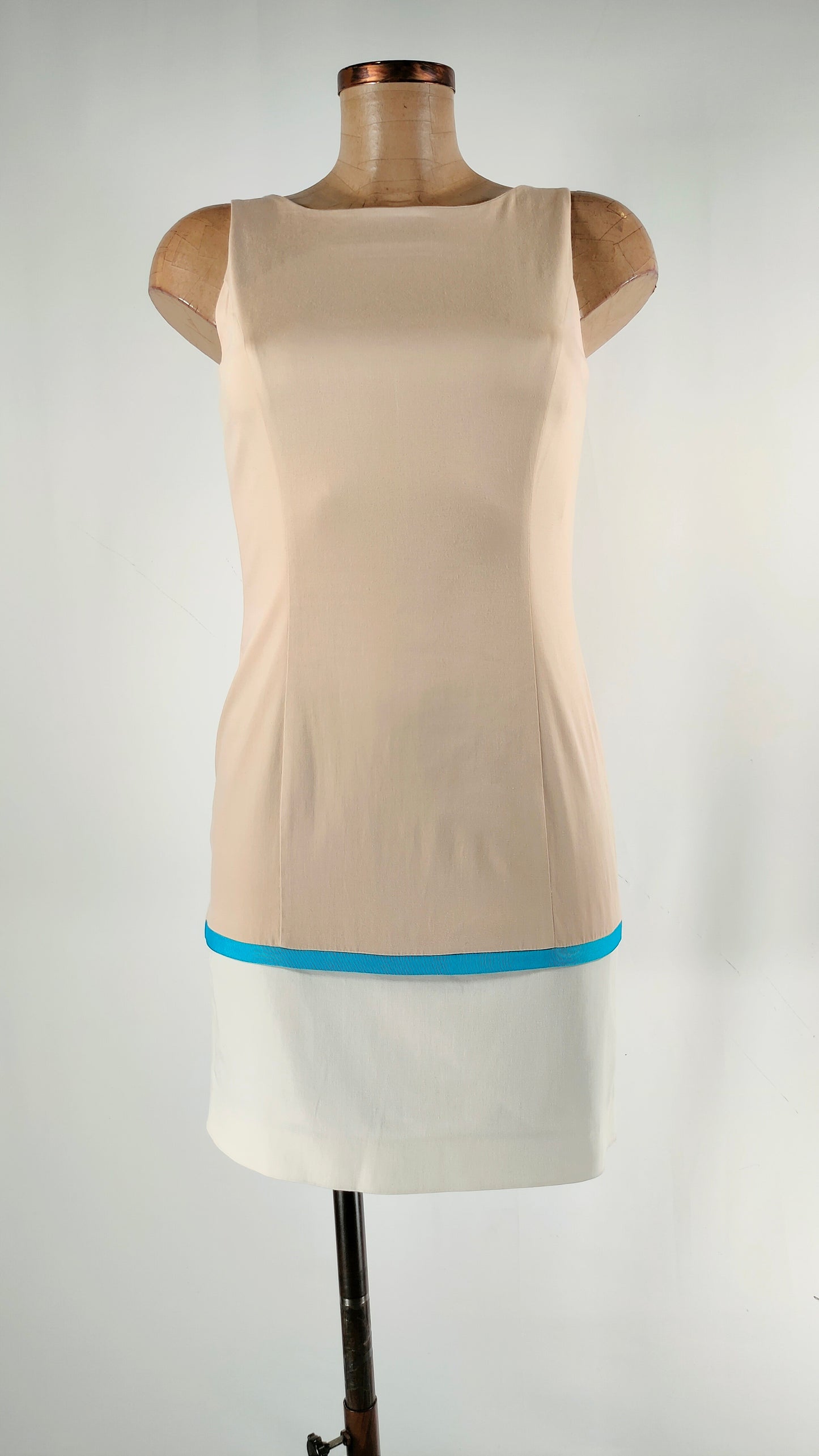 Vestido bicolor con tira azul
