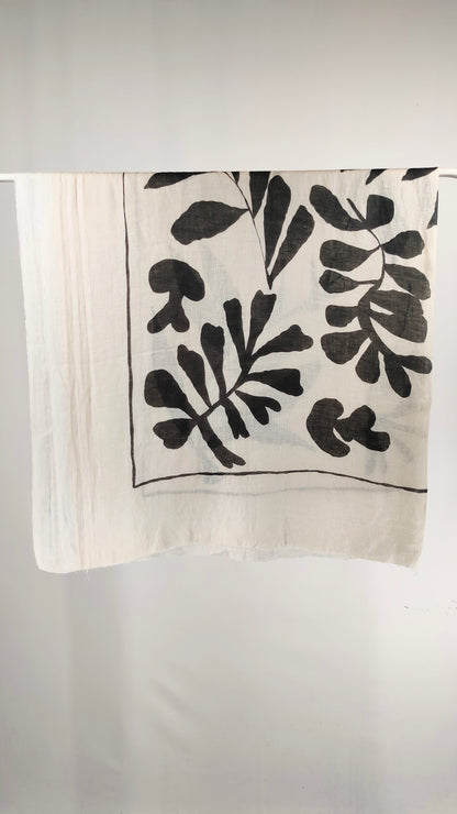 Pashmina blanca con estampado negro