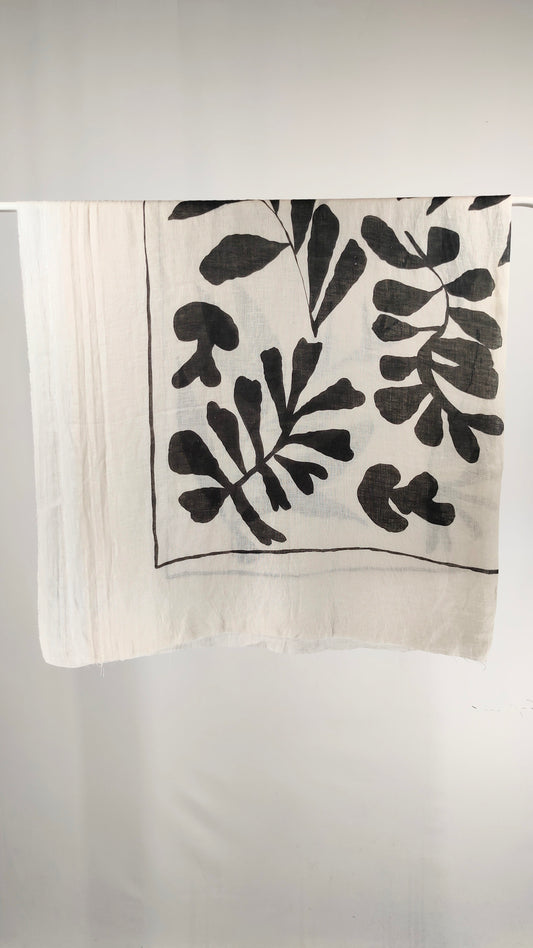 Pashmina blanca con estampado negro