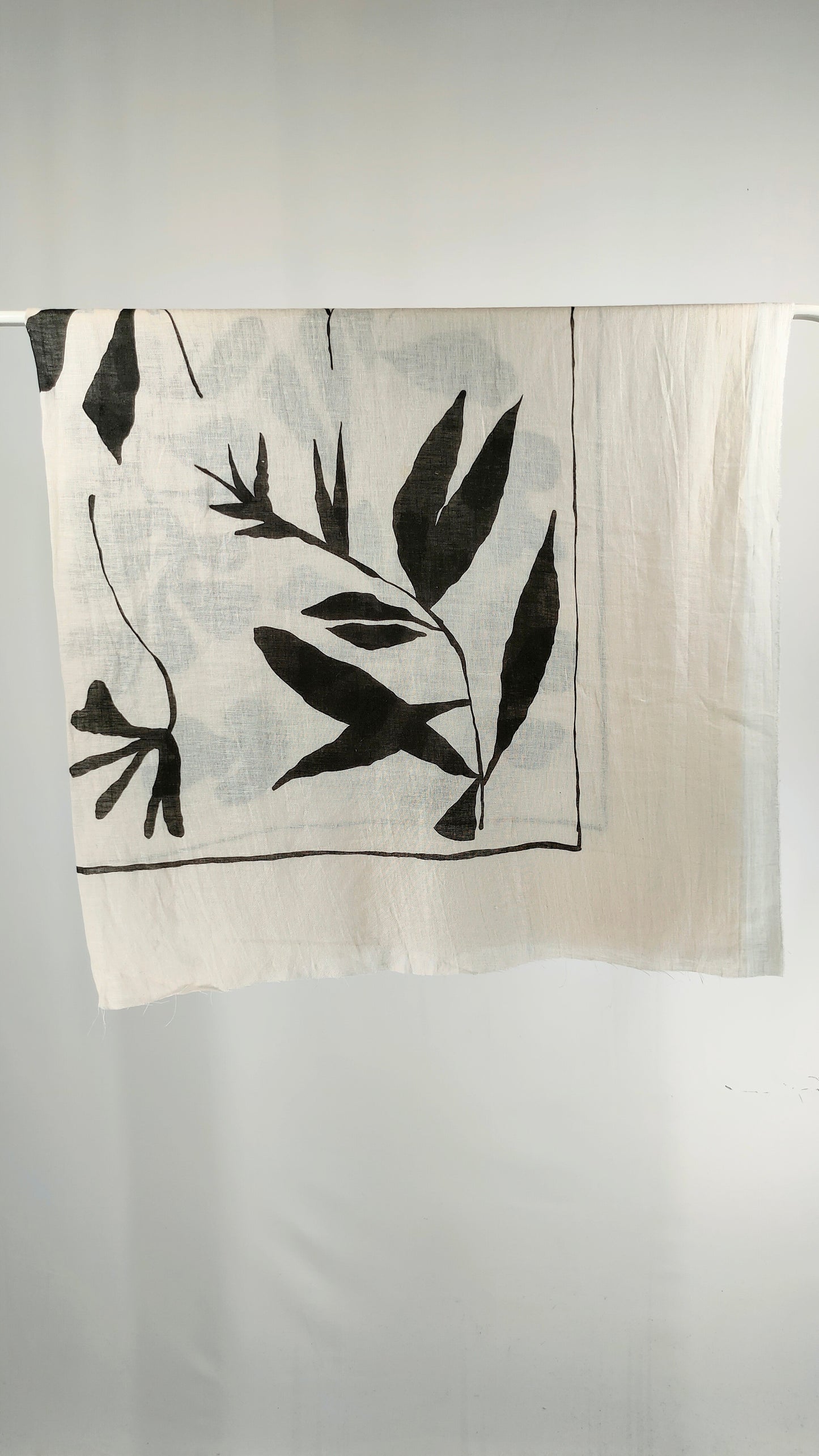 Pashmina blanca con estampado negro