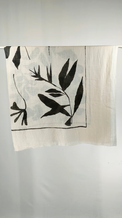 Pashmina blanca con estampado negro