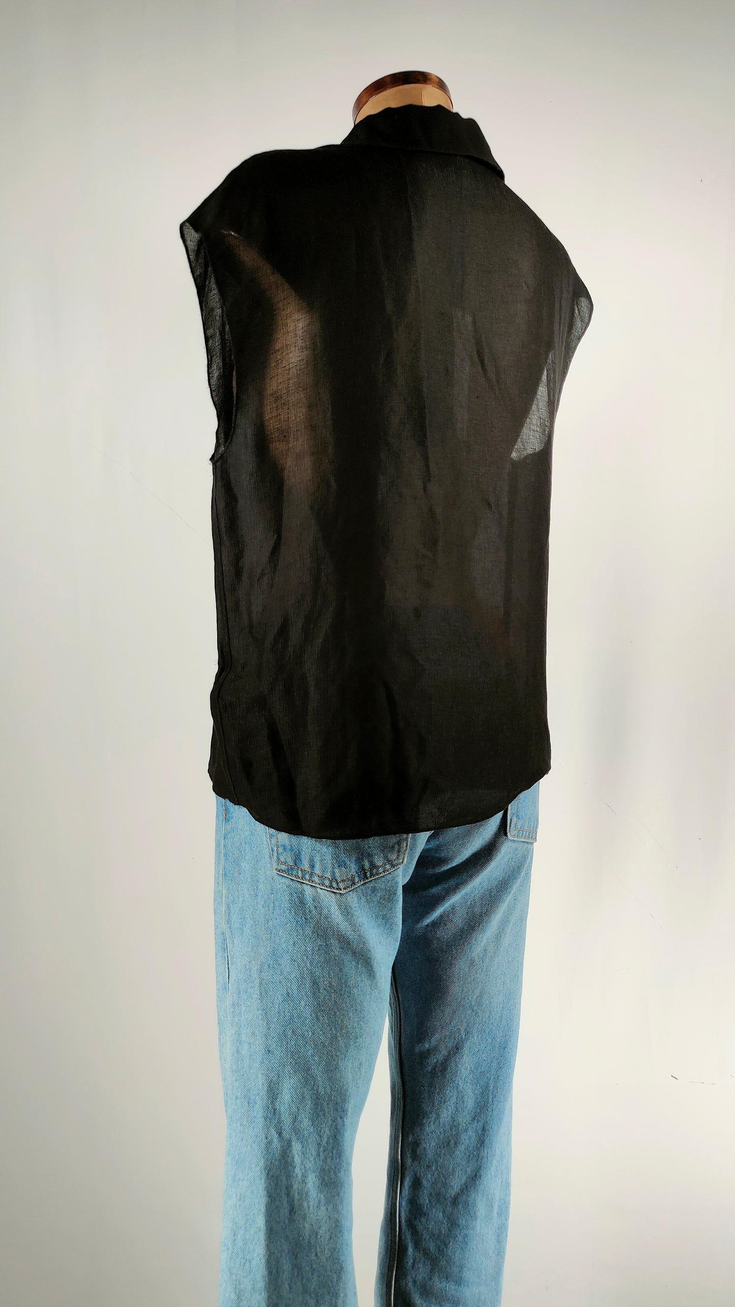 Blusa de lino negra sin mangas
