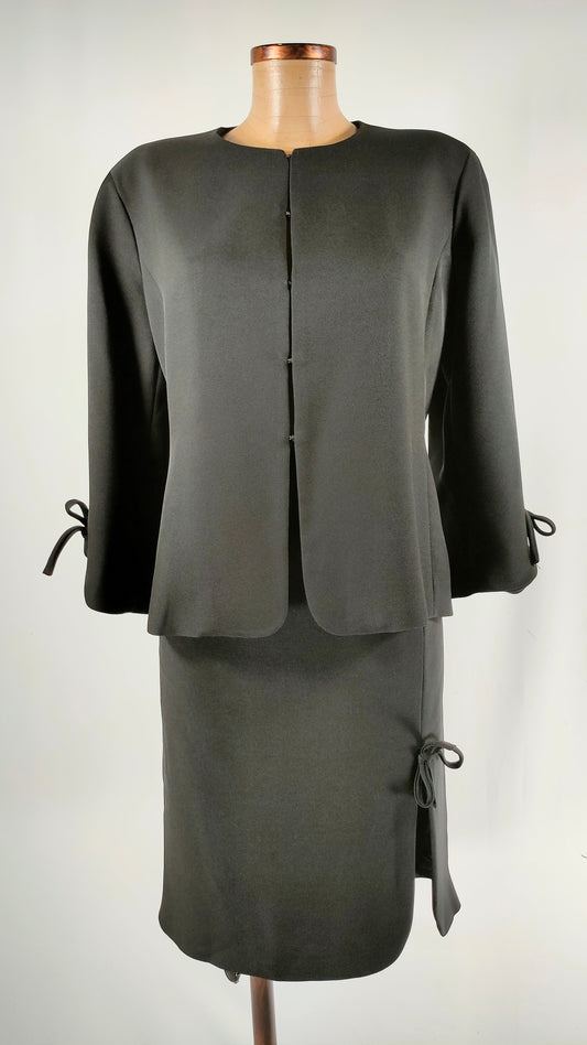 Traje Carolina Herrera negro chaqueta y falda