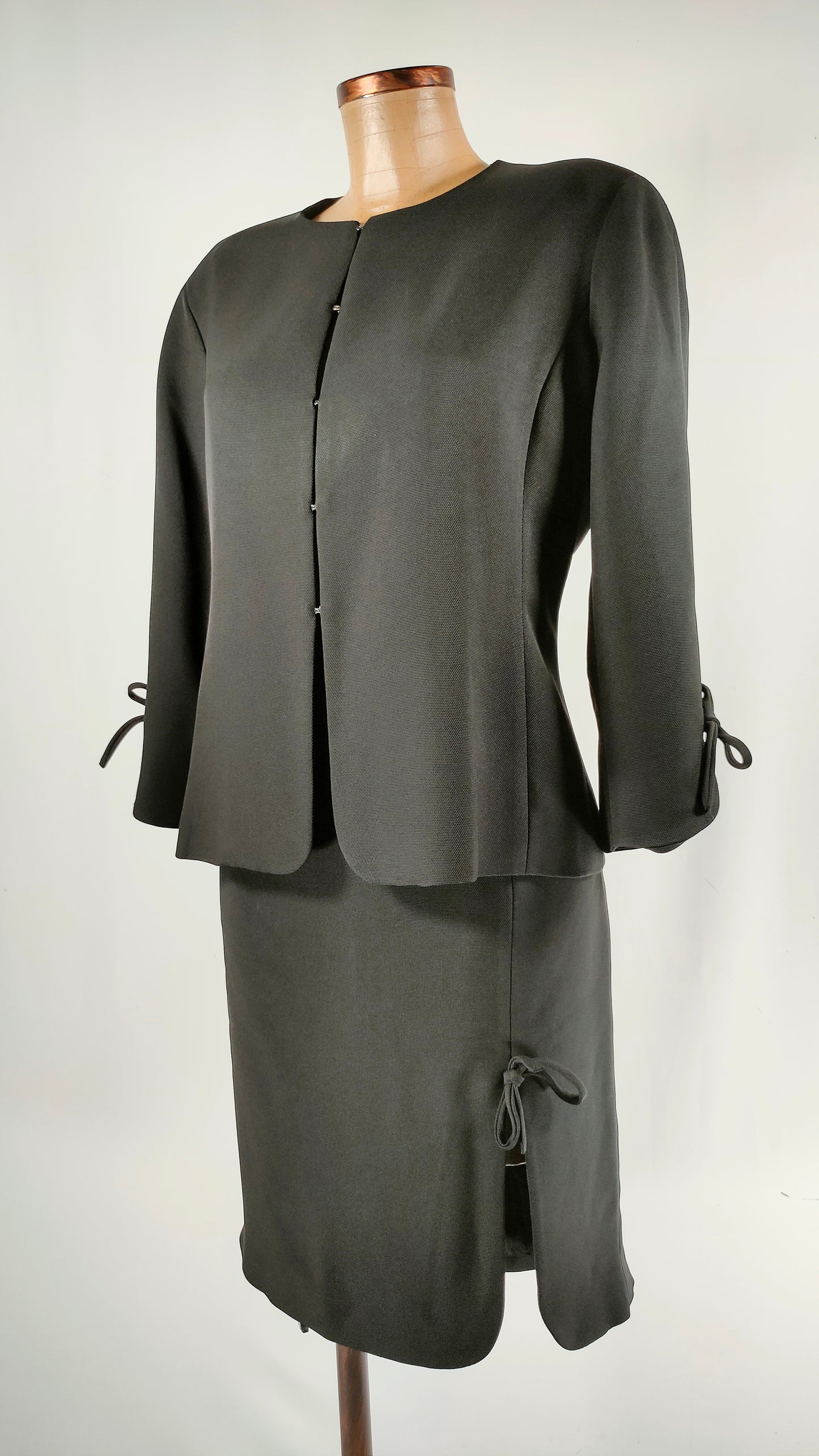 Traje Carolina Herrera negro chaqueta y falda