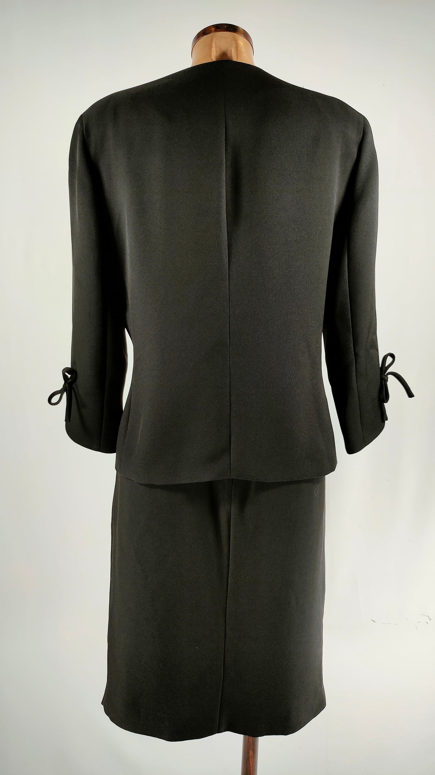 Traje Carolina Herrera negro chaqueta y falda