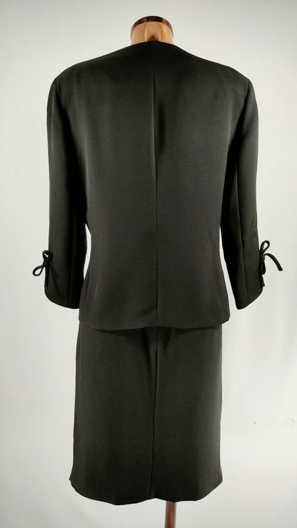 Traje Carolina Herrera negro chaqueta y falda