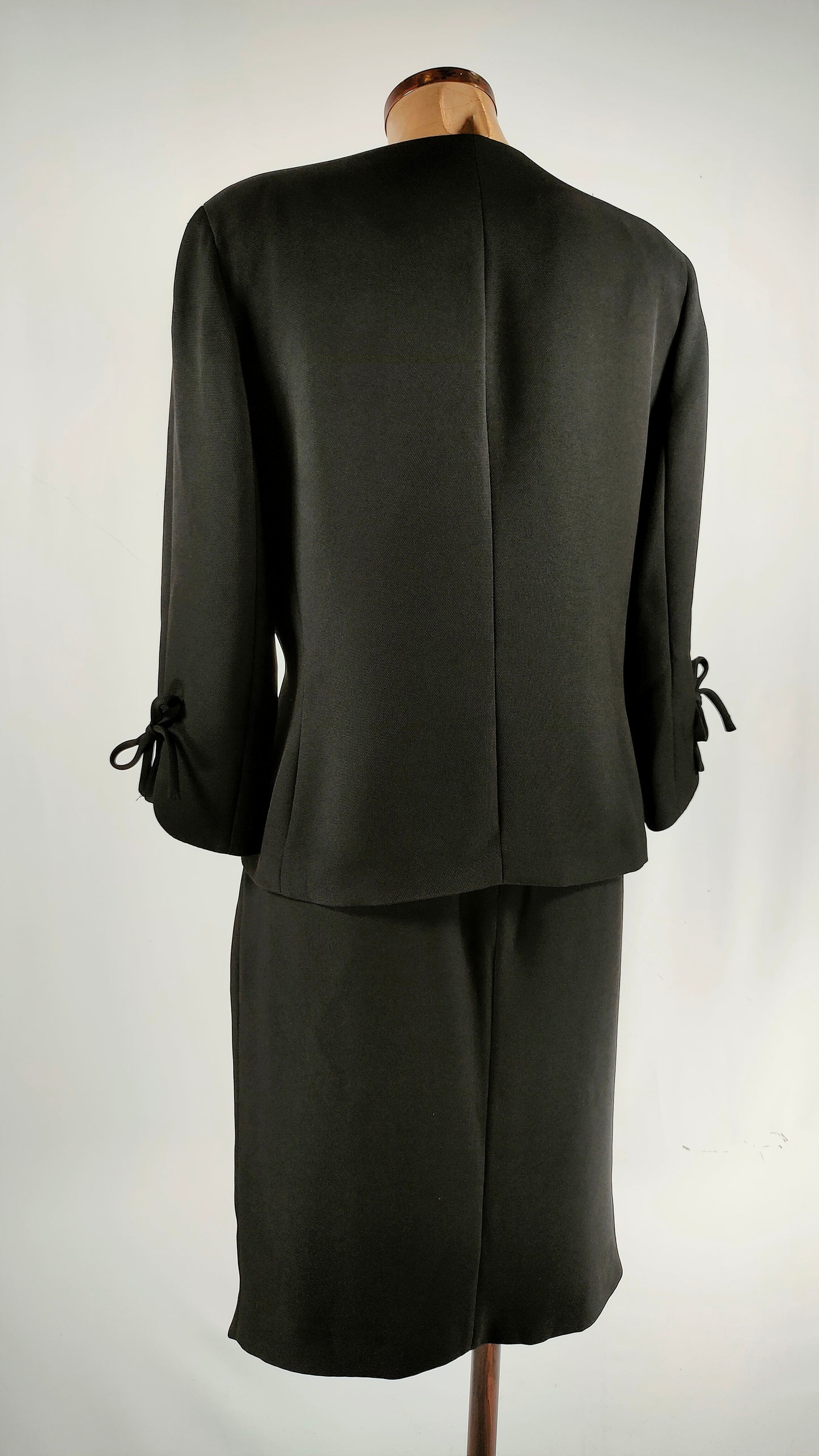 Traje Carolina Herrera negro chaqueta y falda