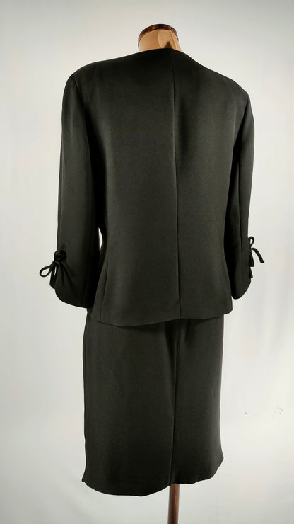 Traje Carolina Herrera negro chaqueta y falda