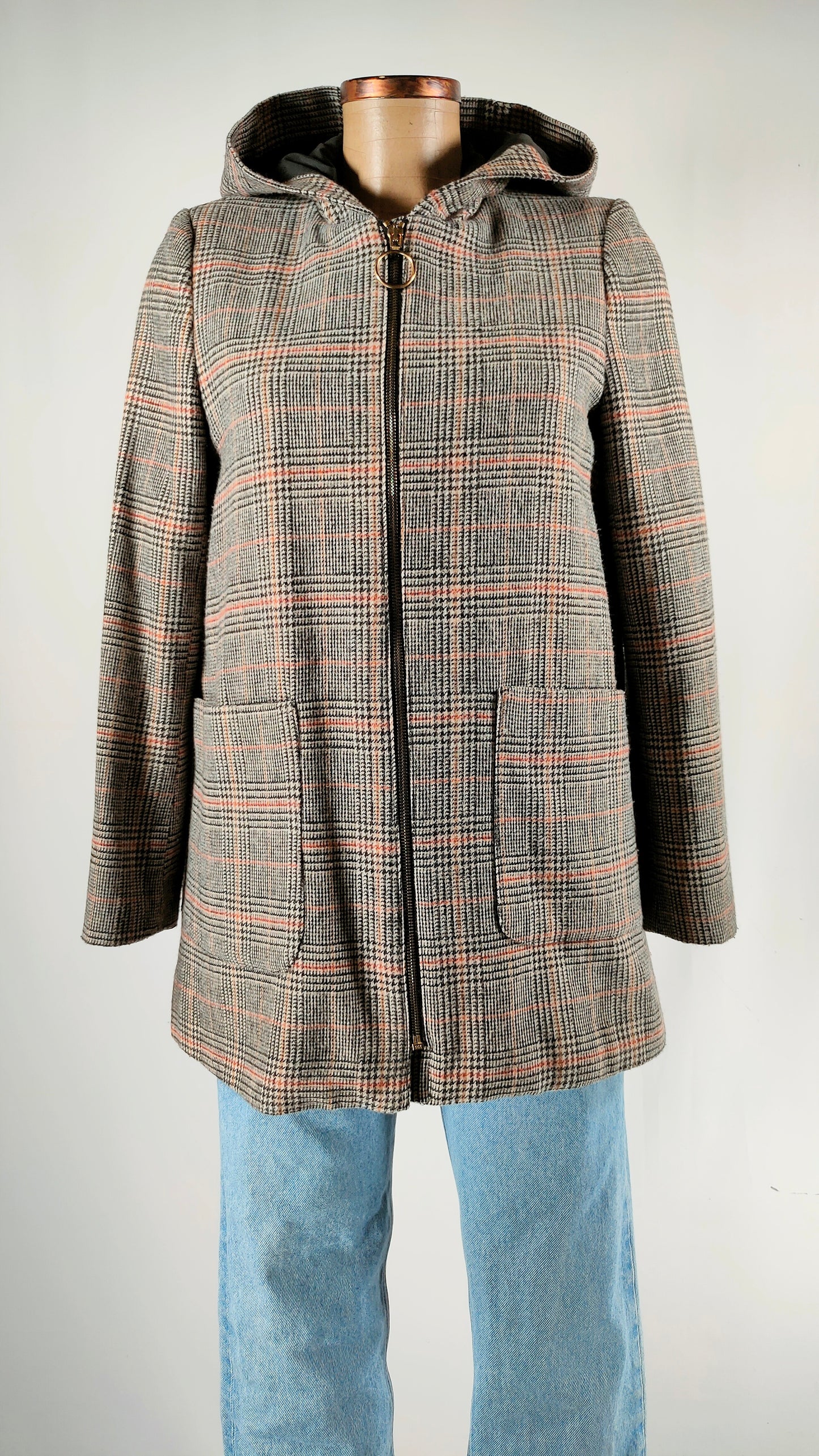 Abrigo corto de cremallera con capucha