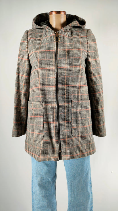 Abrigo corto de cremallera con capucha