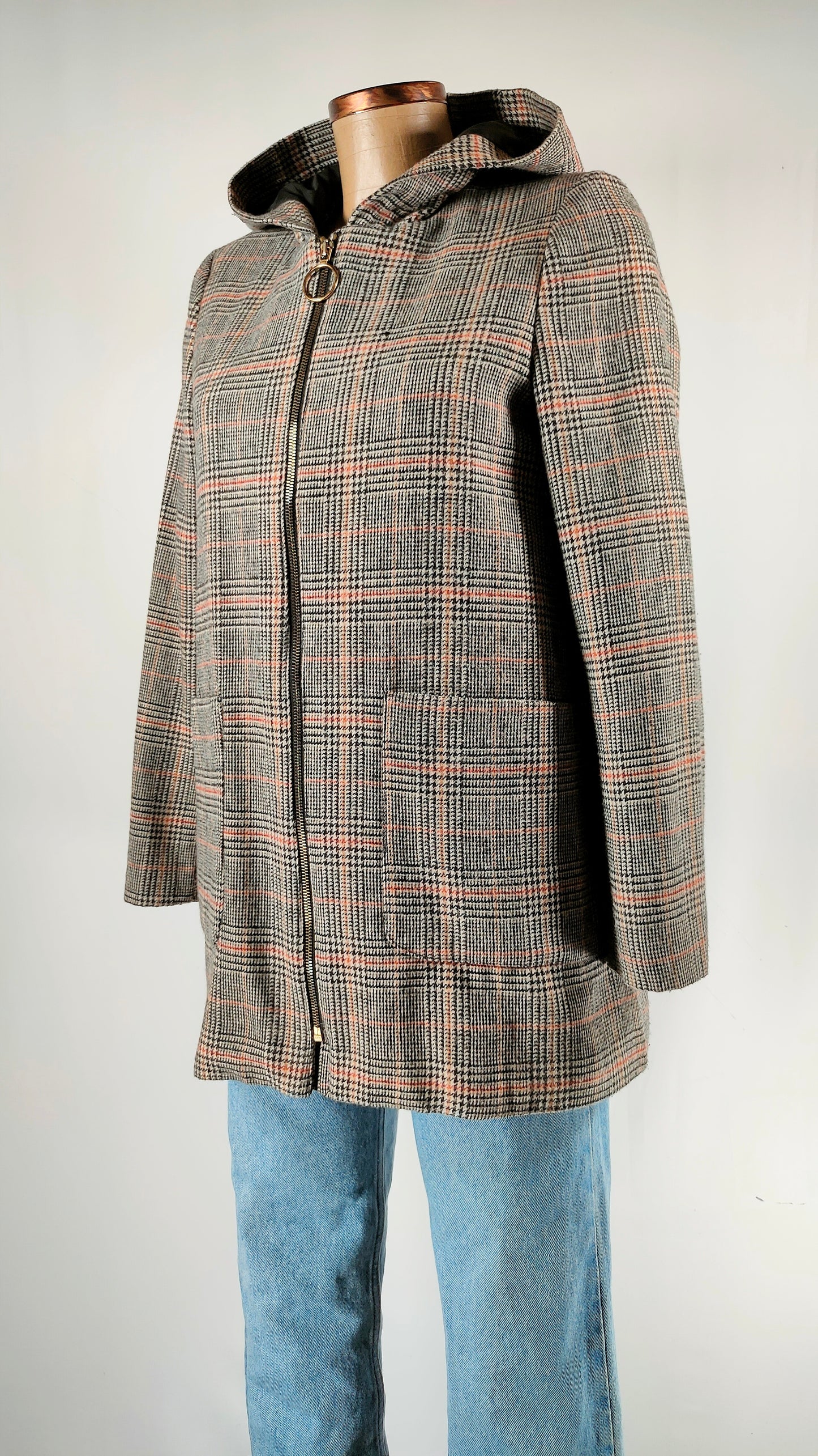 Abrigo corto de cremallera con capucha