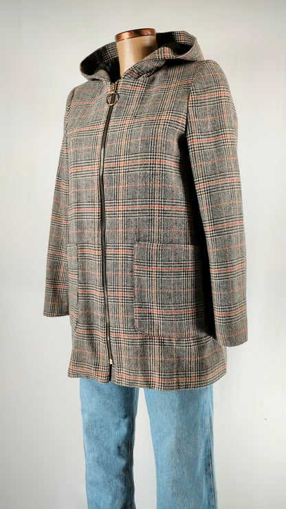 Abrigo corto de cremallera con capucha