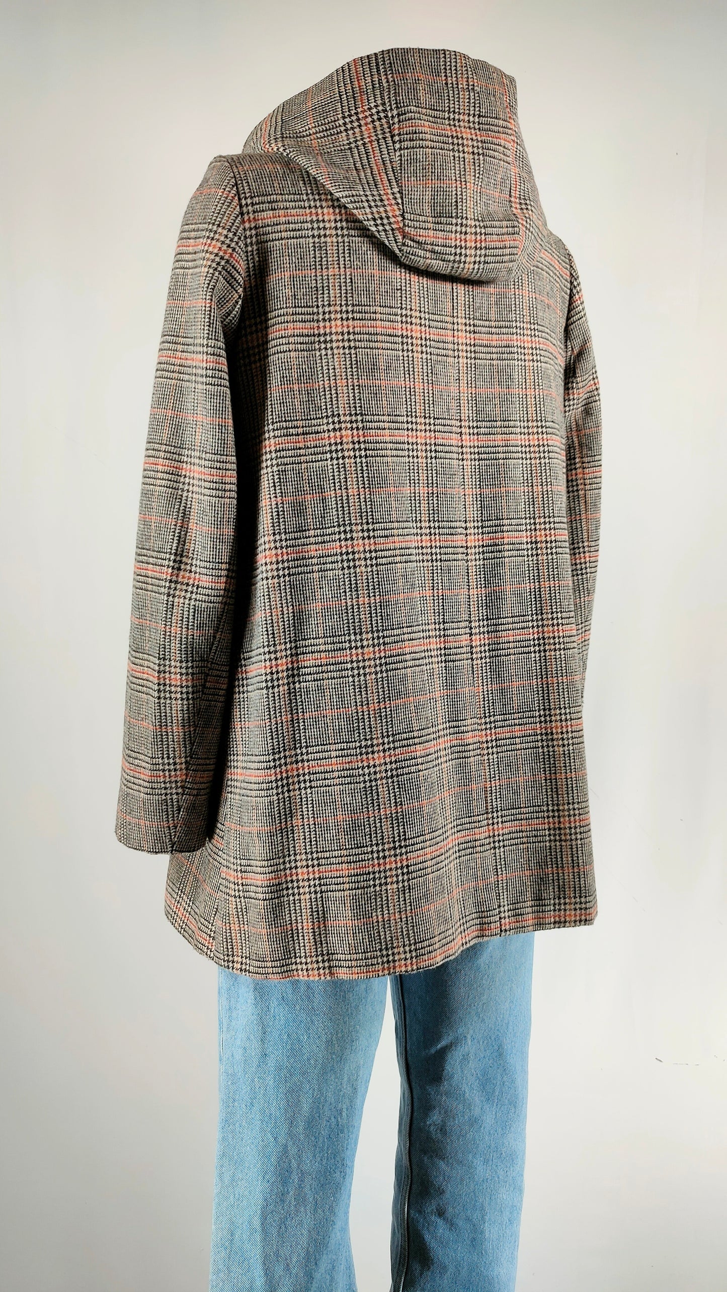 Abrigo corto de cremallera con capucha