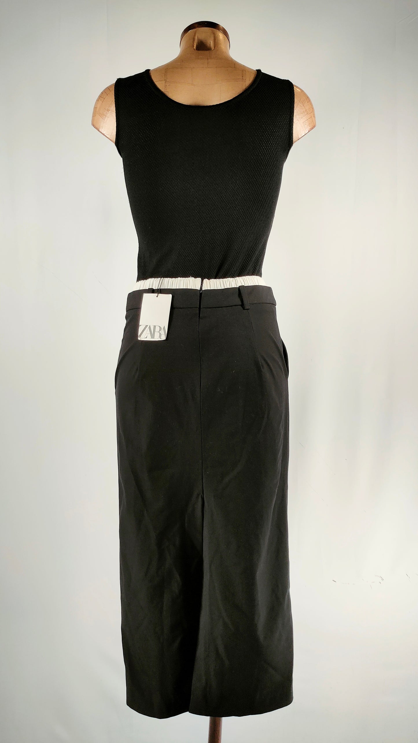 Falda recta negra con cintura de goma