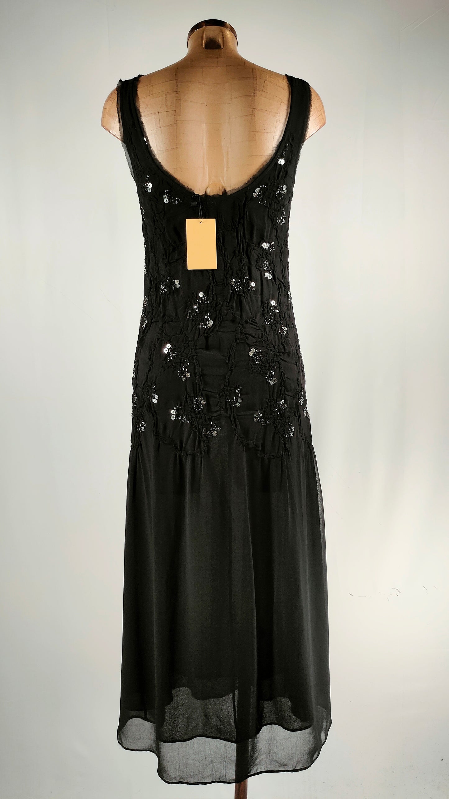 Vestido con vuelo y apliques plateados